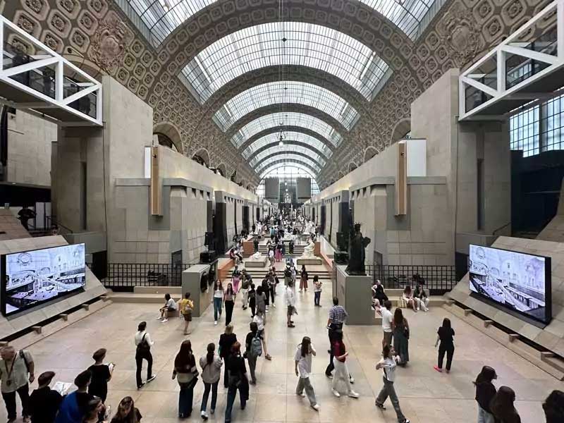 Main central hall of the Musée d’Orsay with sculptures and art displays.