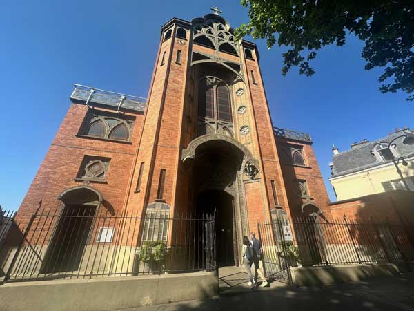 Striking red brick church in Paris: Saint Jean de Montmartre
