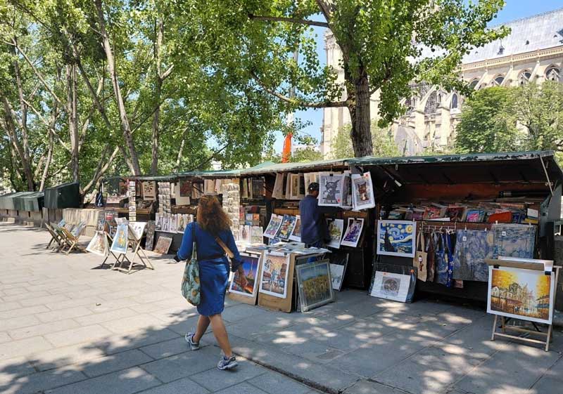 Buying books along the Seine from Paris bouquinistes