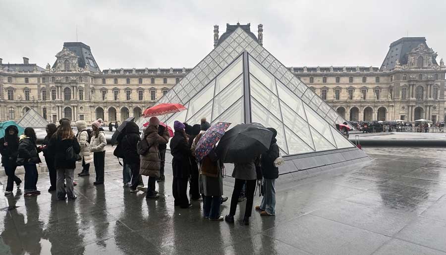 Rain in Paris, Louvre